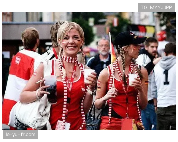 罗马尼亚球迷黄蓝热情高涨，全力助威球队展现精彩表现
