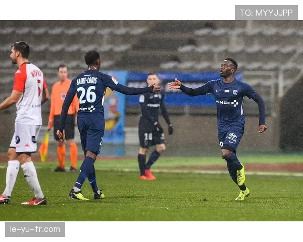 西甲焦点战：塞维利亚德比点燃球迷热情，全城瞩目